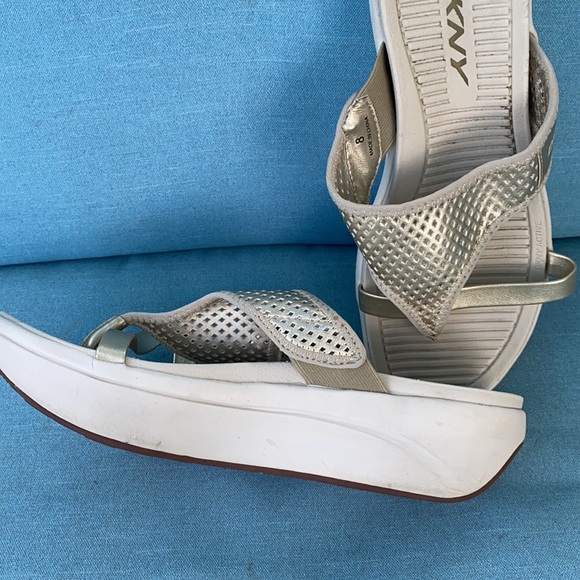 DKNY flip flop sport platform - Picture 2 of 5